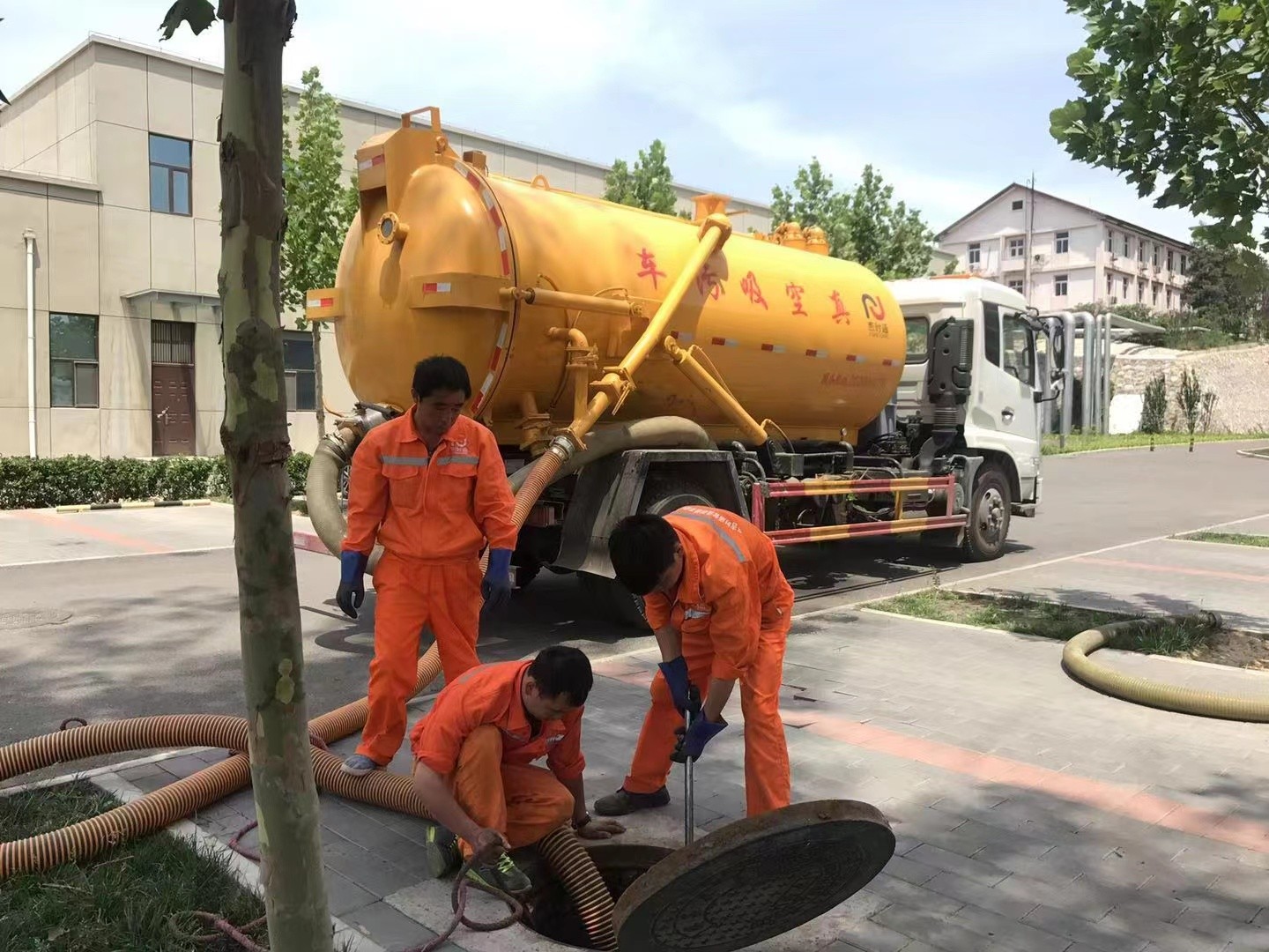 岳阳楼管道疏通车停在窨井附近