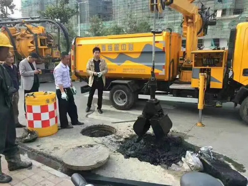 岳阳楼街道：网格员化身“清道夫”，为民解忧疏通“堵心”化粪池