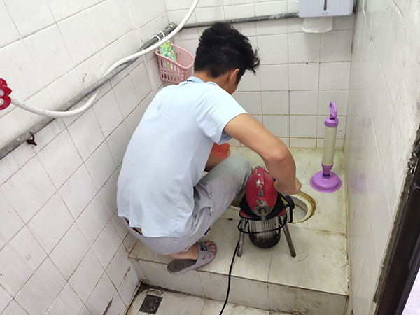 岳阳楼肥皂掉到马桶里把马桶堵住了怎么办？马桶堵住了怎么办